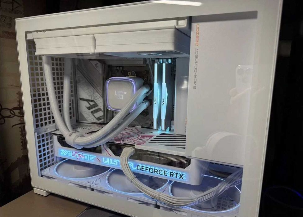 Геймърски компютър с RTX 5070, Ryzen 7 7700 и 32 GB RAM