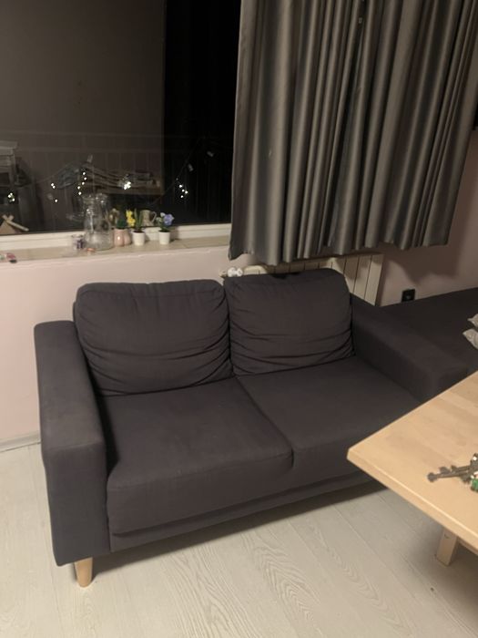 Двуместен диван като мов