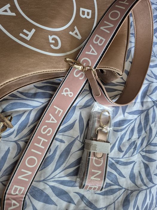 Дамска чанта модел кросбоди.С подарък.