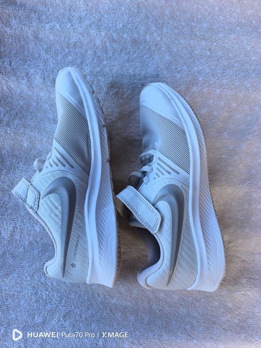 Страхотни бели маратонки nike за момиче номер35 стелка22см, като нови