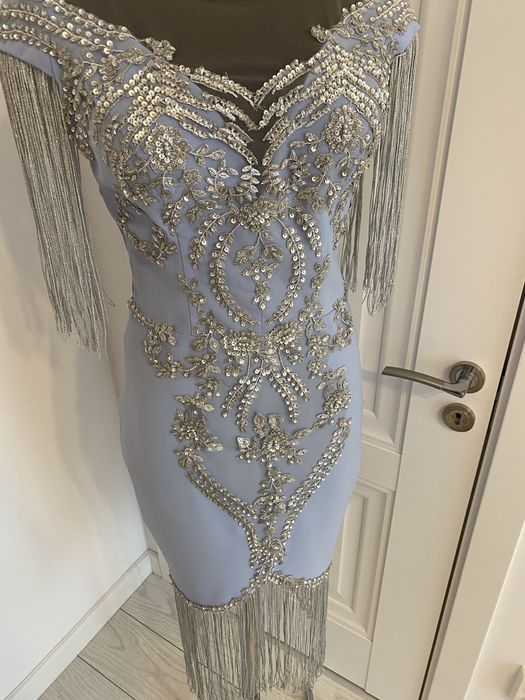 Rochie de zi, cu aplicatii din dantelă