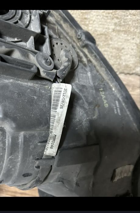 Фара Mitsubishi Outlander