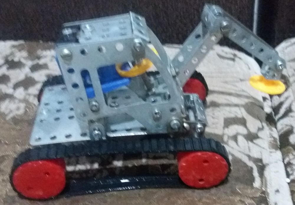 Продаётся железный конструктор