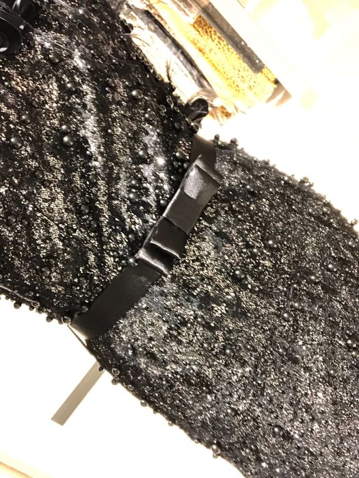 Официална рокля с пера и ръкави