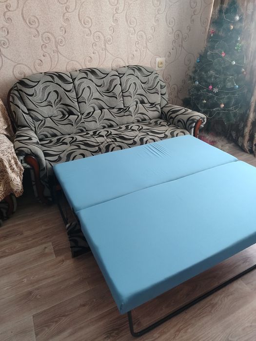 Отдам диван  за шоколадку.. !