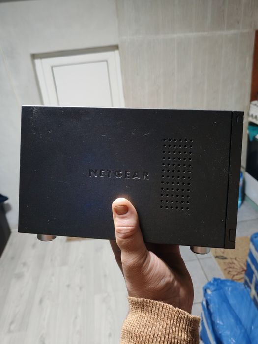 Продавам мрежово хранилище (NAS) Netgear ReadyNAS Duo v2. Устройството