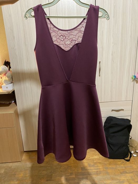 Рокля с ефектен гол гръб