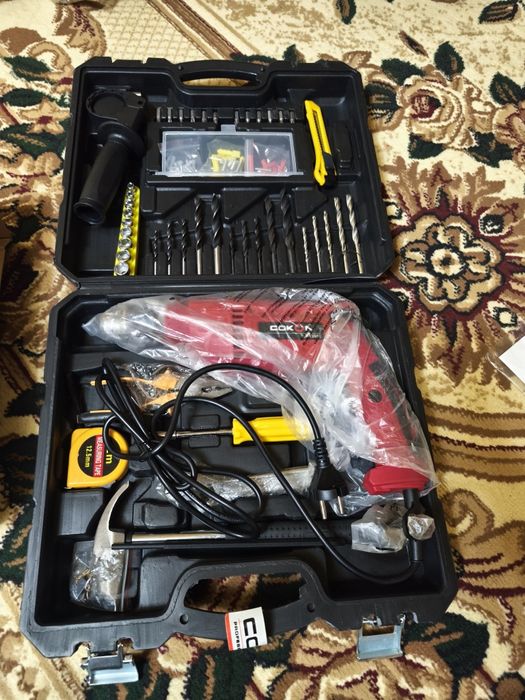 ударная дрель с расширенным набором инструментов.