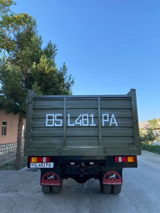 Zil 131 naxadi ishlab turgan moshin