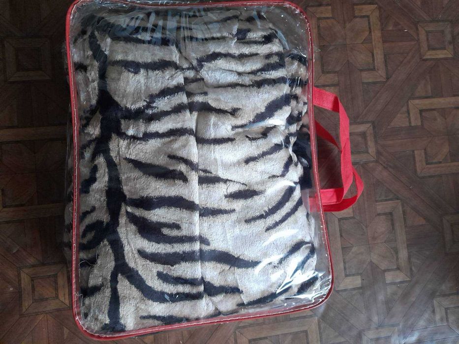 2 броя пухкави одеяла