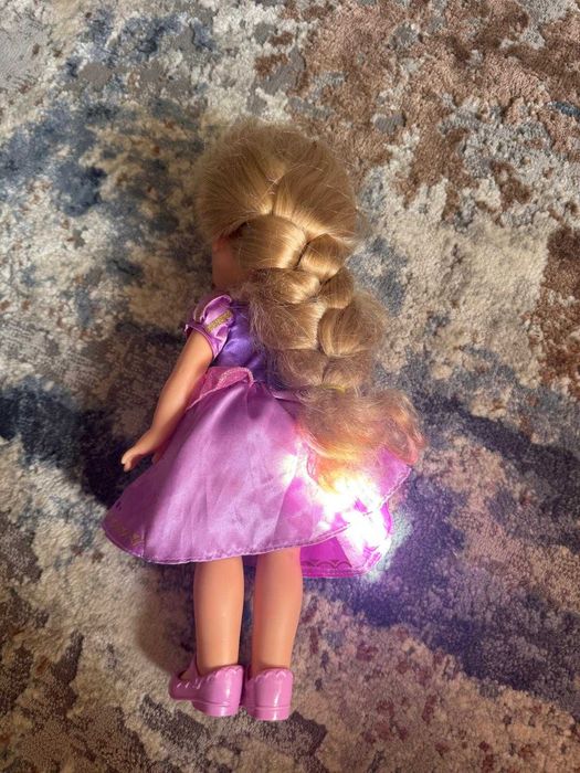 Papusa rapunzel cu par blond lung si rochie mov cu detalii aurii