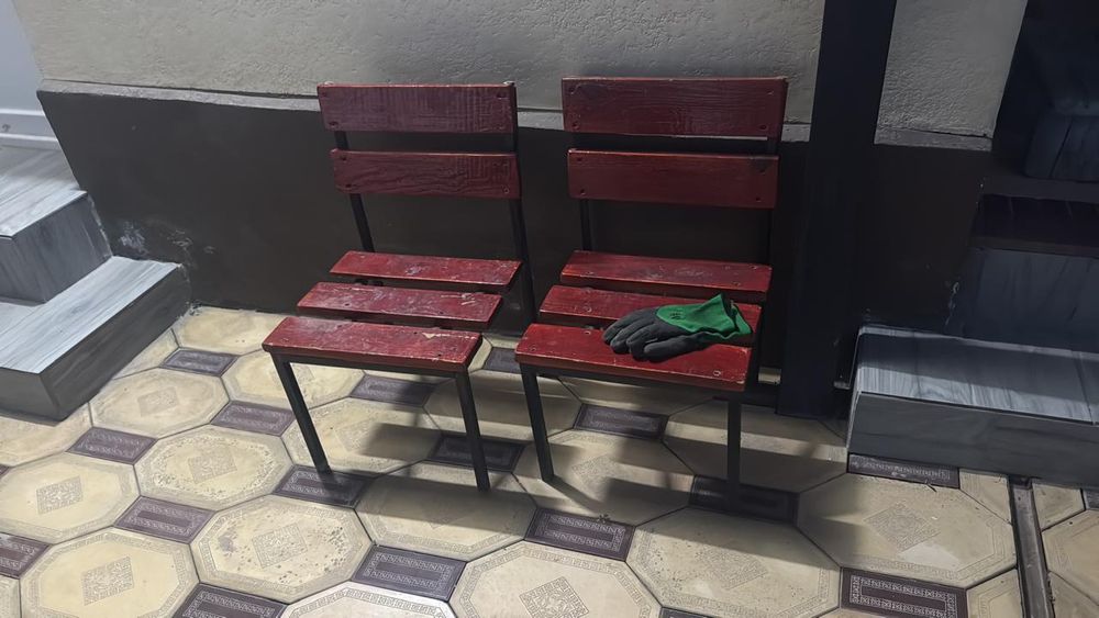 Стол,2 скамейки,2 стулья