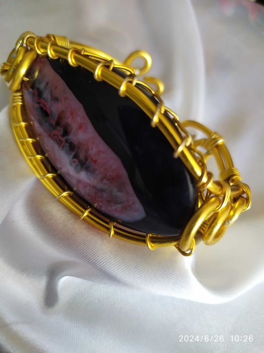 Ръчно изработени гривни от естествени кристали и бижутерска тел.