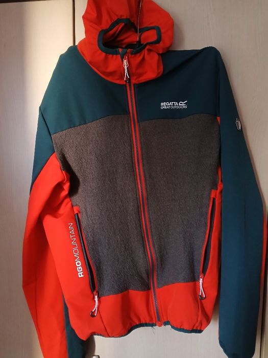 Страхотна ветровка много рядък модел много малко носена м размер