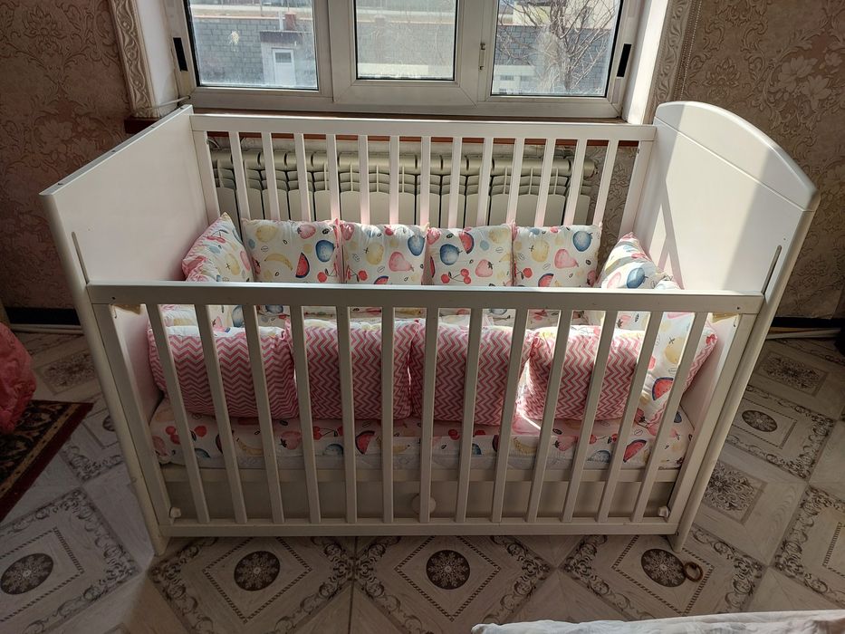 Продам манеж. С матрасом и подушками.