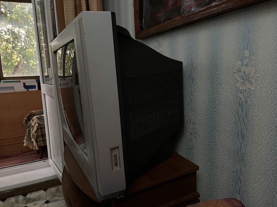 Телевизор Akira с антеной