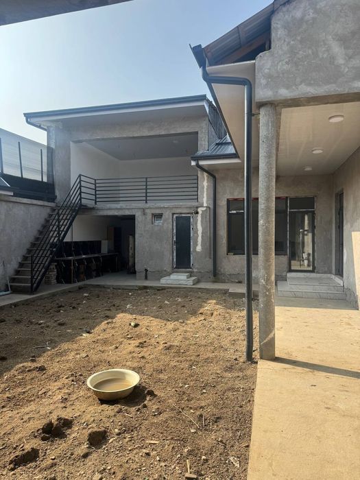 Eshon Guzarda 4.хонали 4-сотих Учаска Ховли Узок Муддатга Берилади