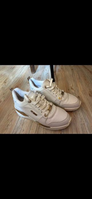 Топ обява : Guess Tallyn