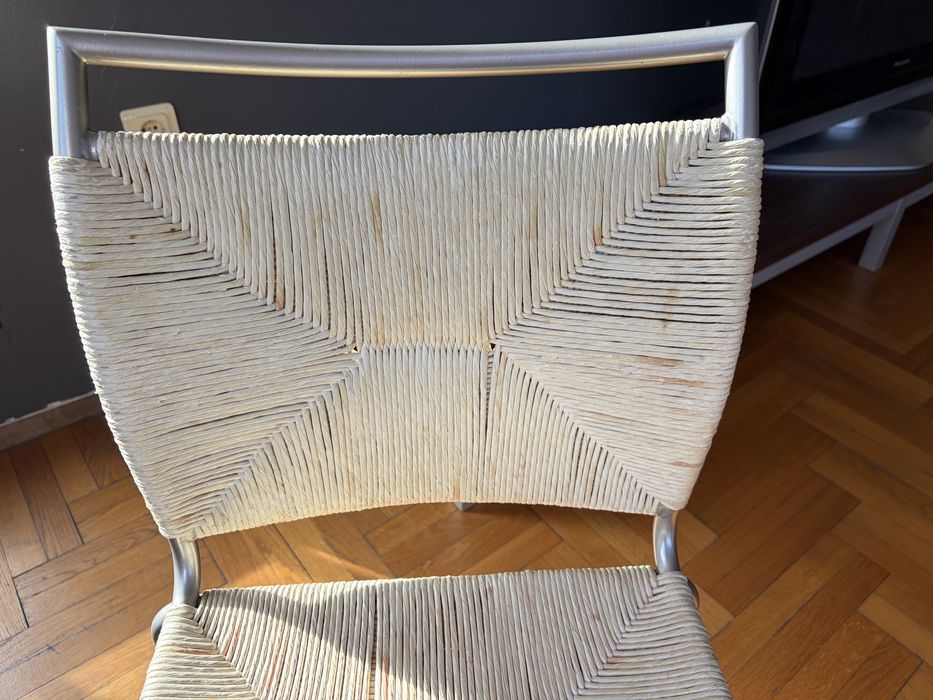 метален стол със плетена облегалка и седалка с естествен материал ,сив