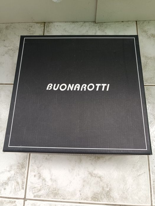 Нови бели боти на ток номер 38