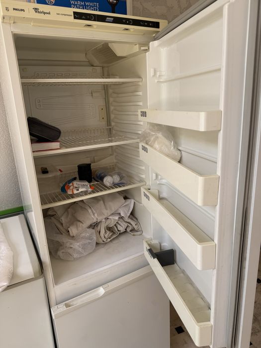 Продается двухкамерный холодильник марки FILIPS