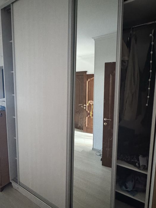 Продам шкаф - купе с зеркалом, 2.6 *1.8