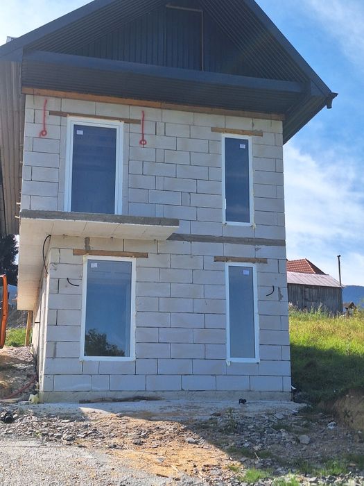 Vând casă și teren