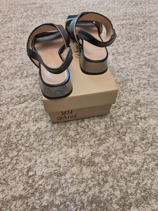 Елегантни сандали GiAnni