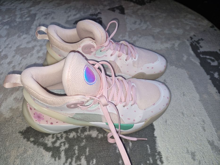 Продам кроссовки женские