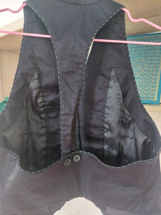 Жилетка черного цвета