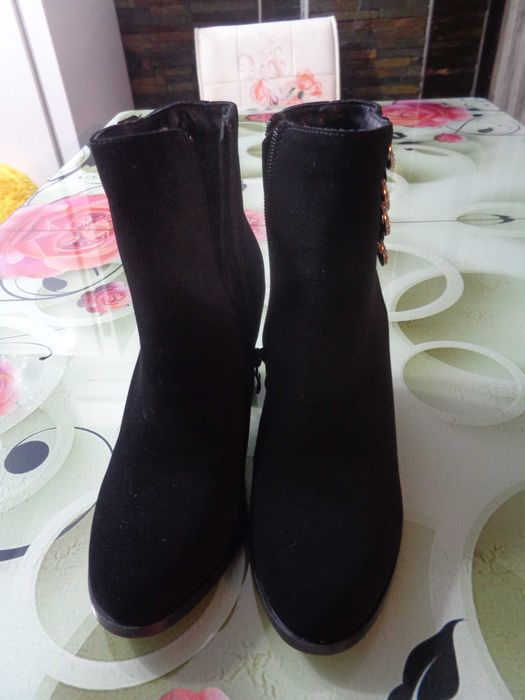 Vand ghete din piele intoarsa inblanite.