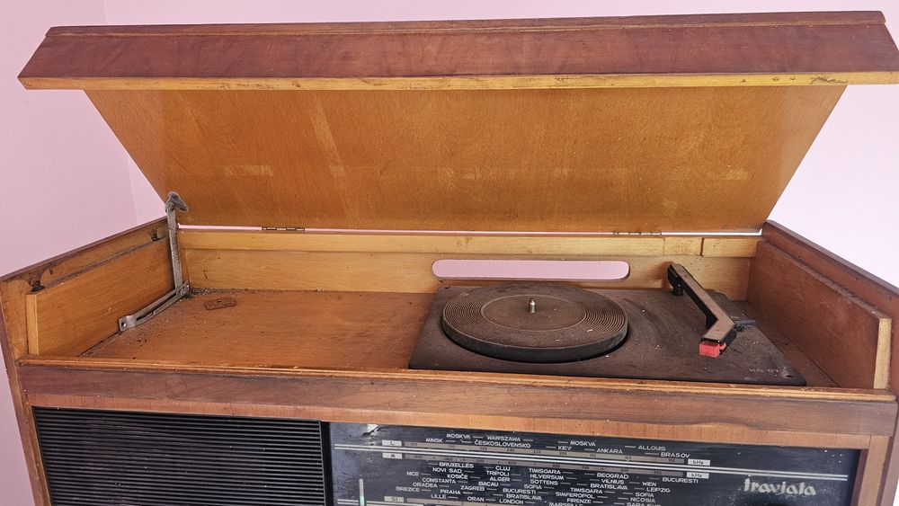 Vand radio cu pickup Traviata vechi