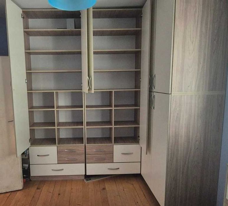 Голям ъглов гардероб с ракла. Обзавеждане за спалня.