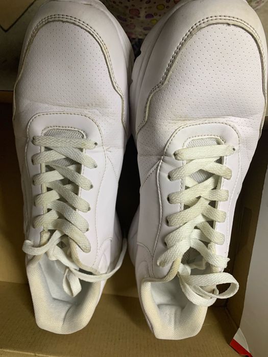 Белые мужские кроссовки