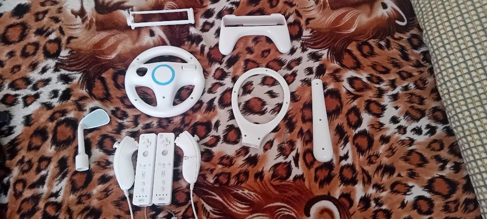 Schimb playstation 3 superslim cu 20 de jocuri +4 manete și un nintendo wii  cu 10 jocuri și acesori pentru un calculator sau laptop