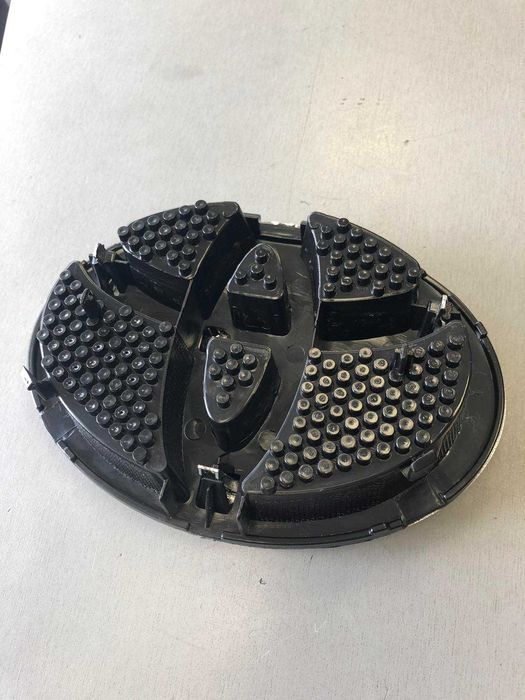 Емблема предна TOYOTA AURIS 2007- 2010 /YARIS 2012/-2017