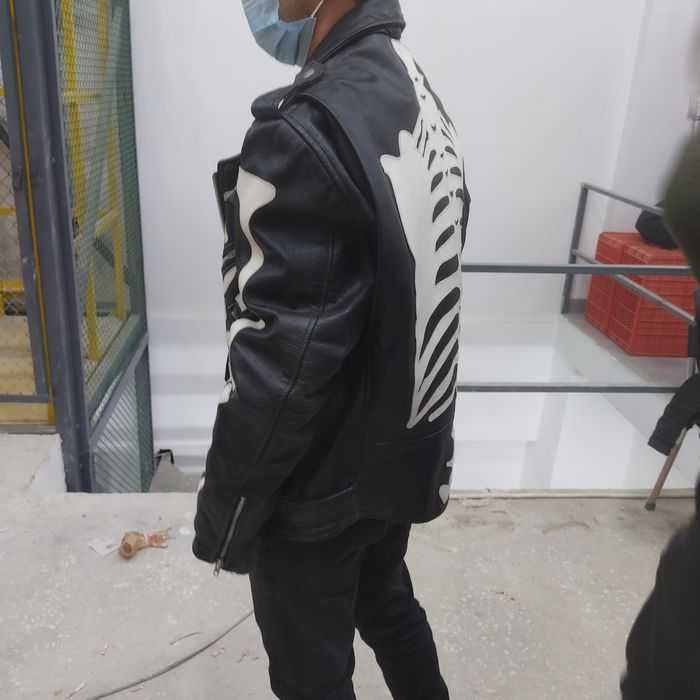 Продаётся куртка кожанная байкерская. Кожа толстая.  .