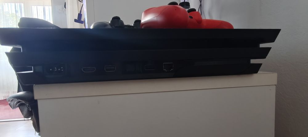 PlayStation 4 pro modabil/1tb/2 controller-e