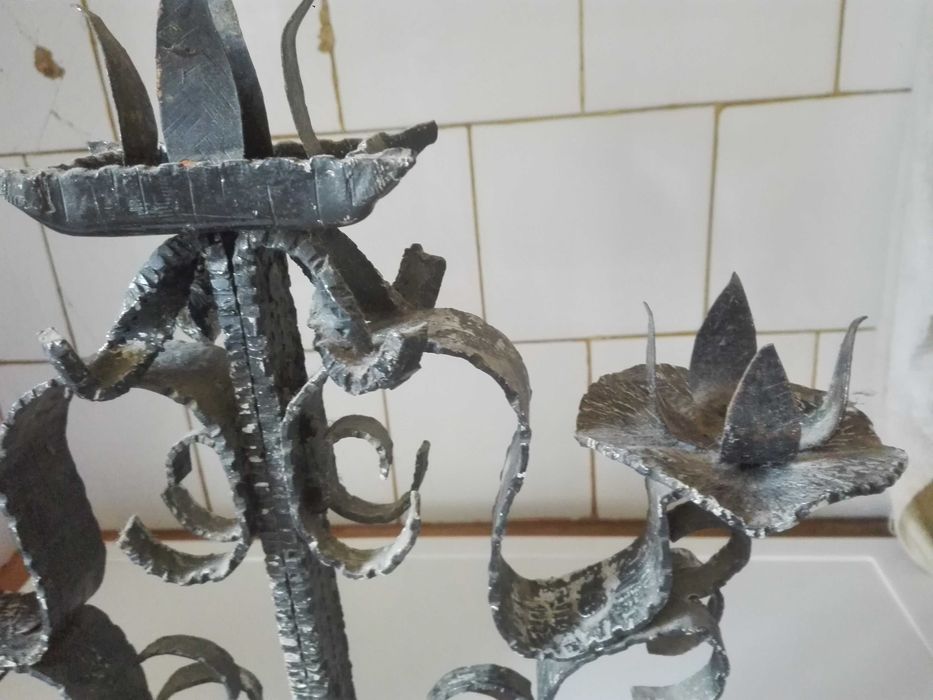 Два метални свещника и лот пролетни пощенски картички.