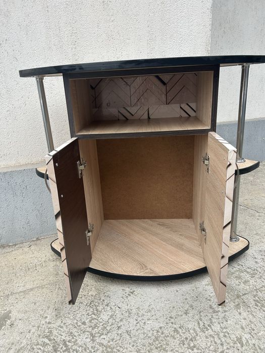 Comoda tv  în stare bună prețul este pentru ambele noptiere.