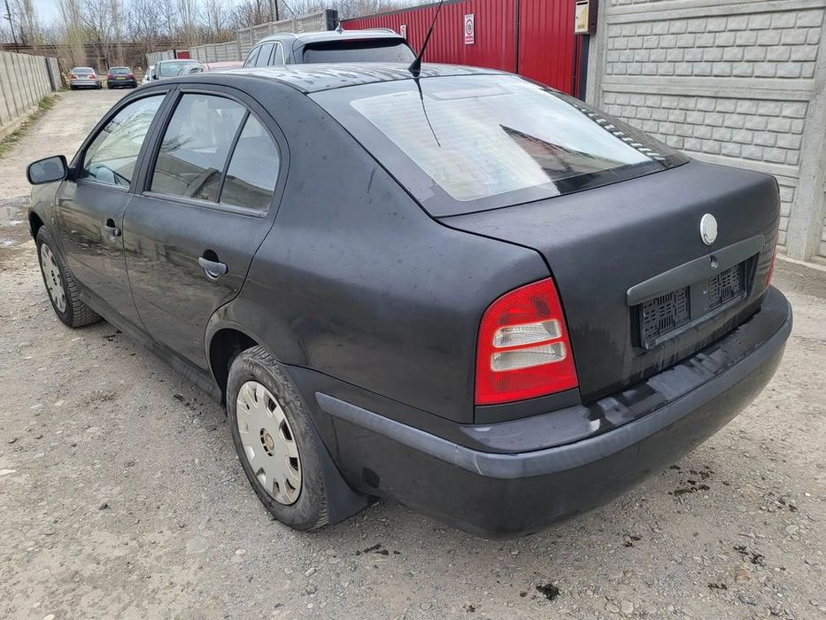 Dezmembram Skoda Octavia 1 usa dreapta fata/ usa stanga-dreapta spate