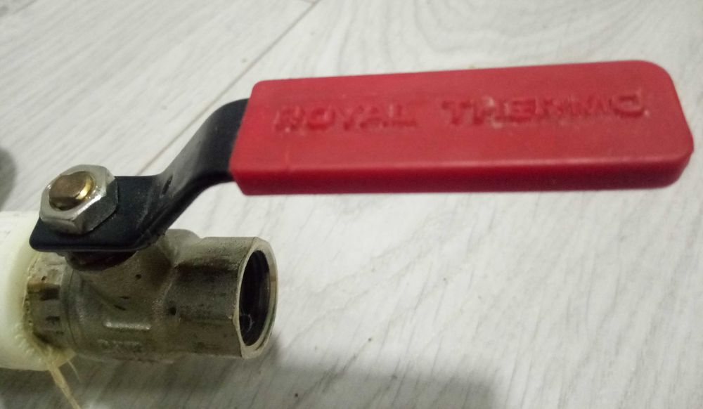 Продаются рабочие б/у краны Royal Thermo, 4шт.