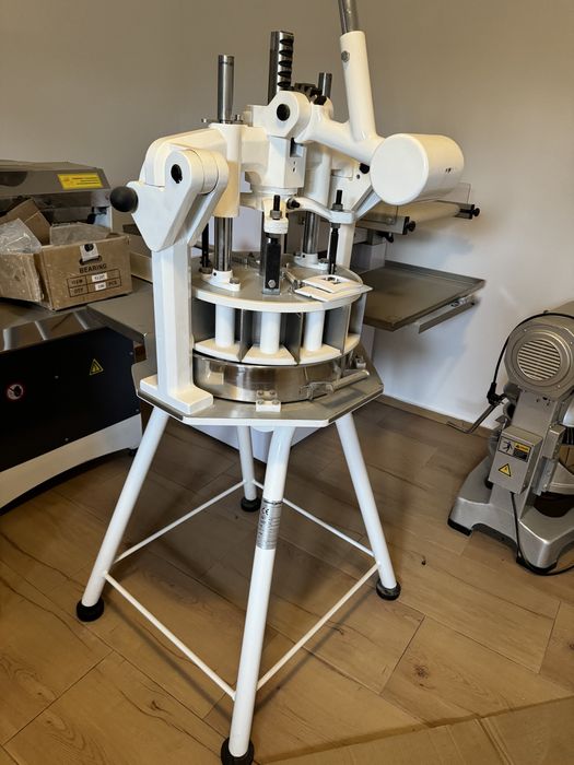 Vand cuptor electric, modelator bagheta, malaxor, divizor Alexandru cel ...