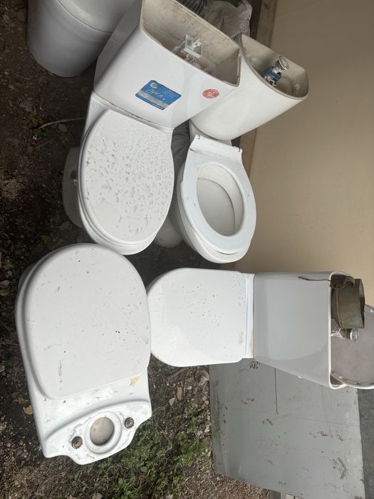 Продаю б/у унитазы
