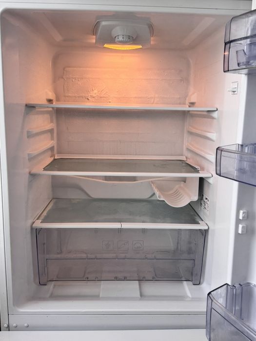 Продавам хладилник Beko с фризер