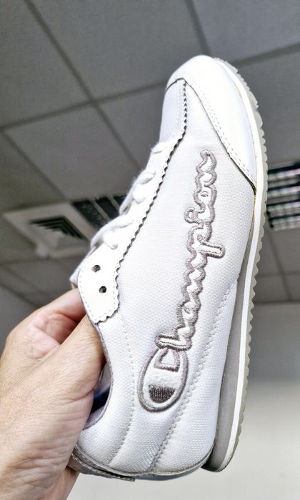 Vând adidași champion