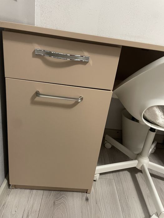 vand birou bej cu spatiu de depoziatre