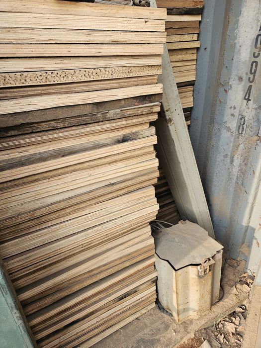 Шлакаблок паддонлари  контенер полидан .85×45    размерда 35000 сум.