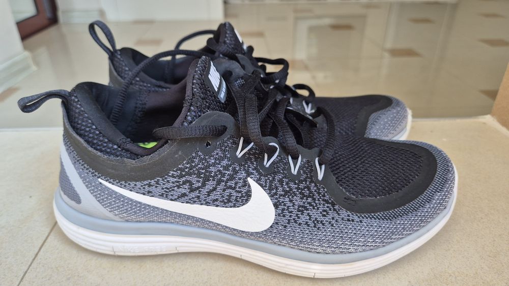 Маратонки Nike.  .
