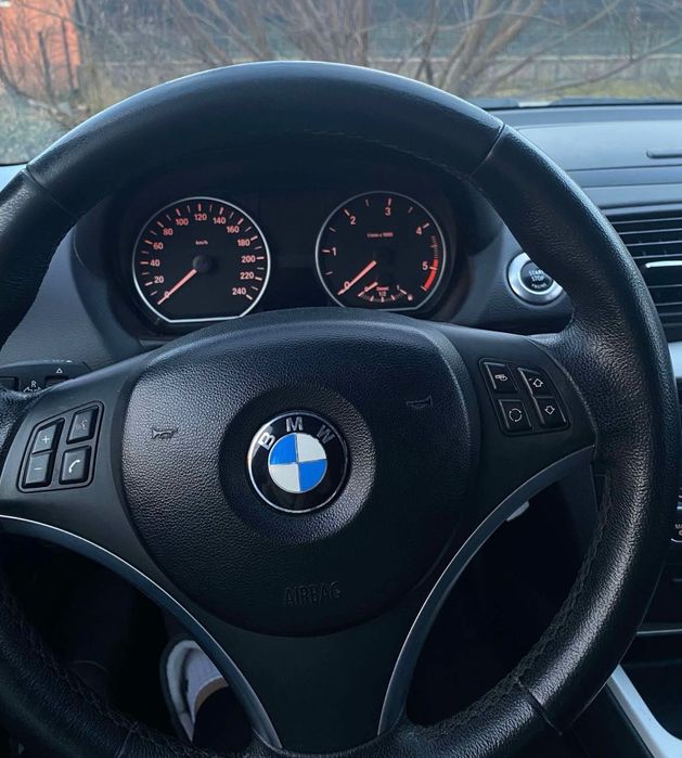 BMW SERIA 1 2011